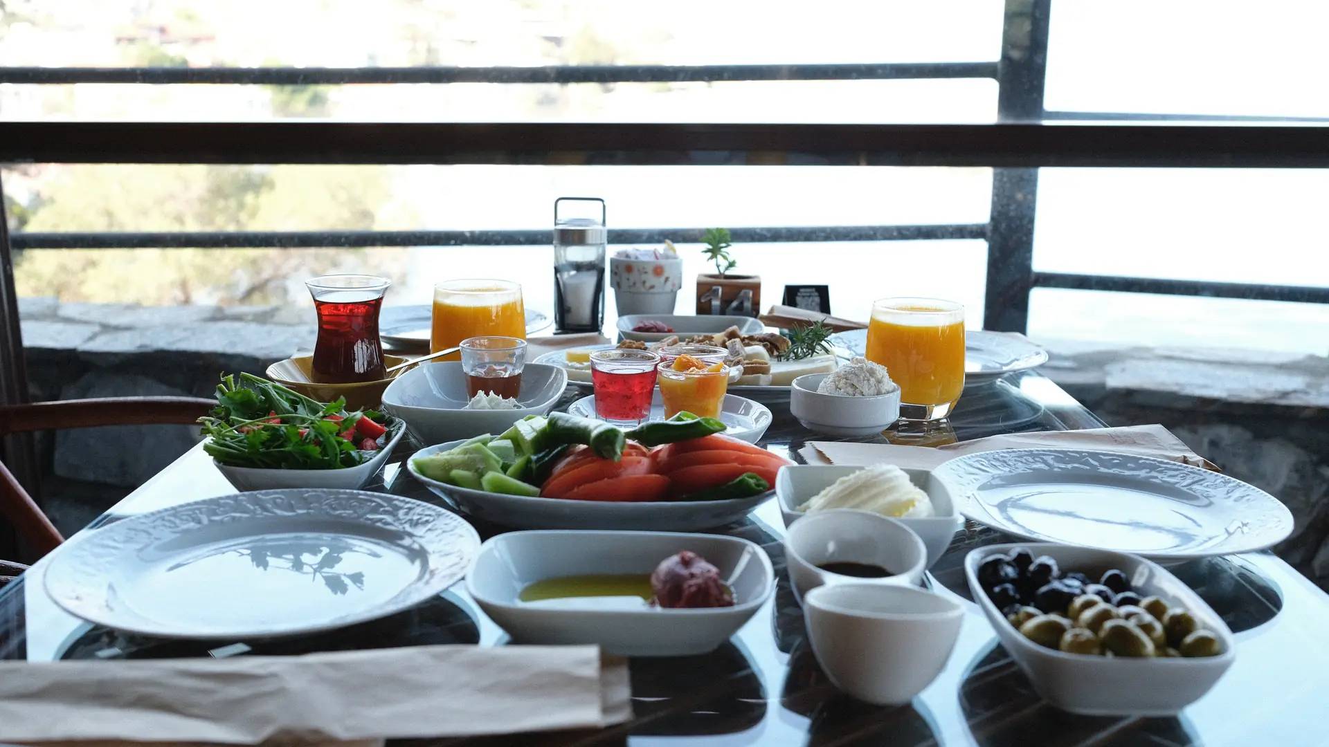 Falez Cafe - deniz manzaralı serpme kahvaltı sofrası