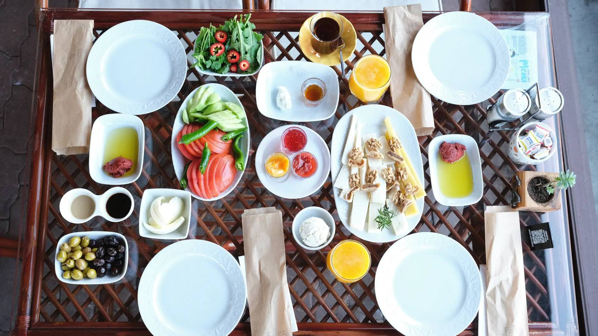 Falez Cafe - zengin serpme kahvaltı