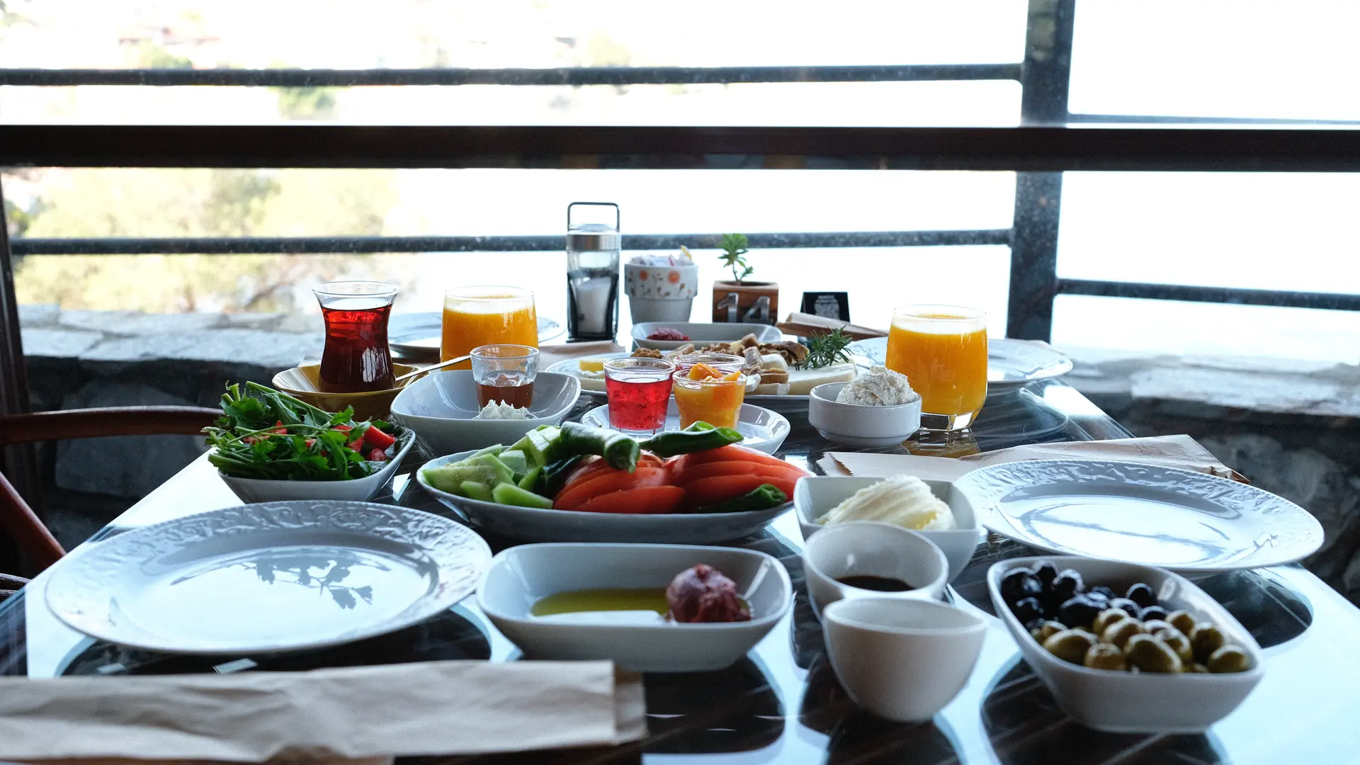 Falez Cafe - denize karşı hazırlanmış sofra, Kumyaka Mudanya