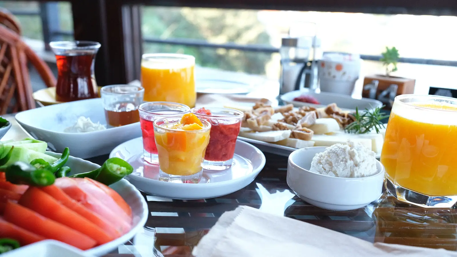 Ev reçelleri, köy peyniri, sıcak börek ve taze portakal suyu - Falez Cafe kahvaltısı