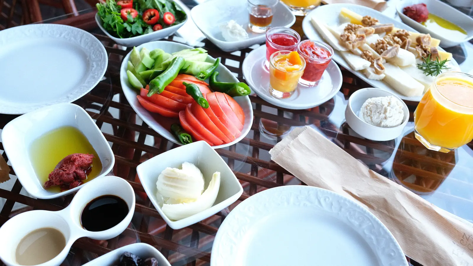 Falez Cafe kahvaltı sofrası - menüden seçkiler